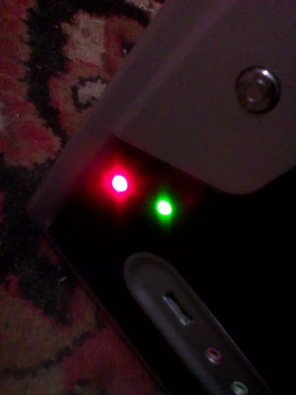 Толя подключил к батарейке красную лампочку. Красный индикатор. Красный индикатор горит. Мигающий индикатор. Красная лампочка.