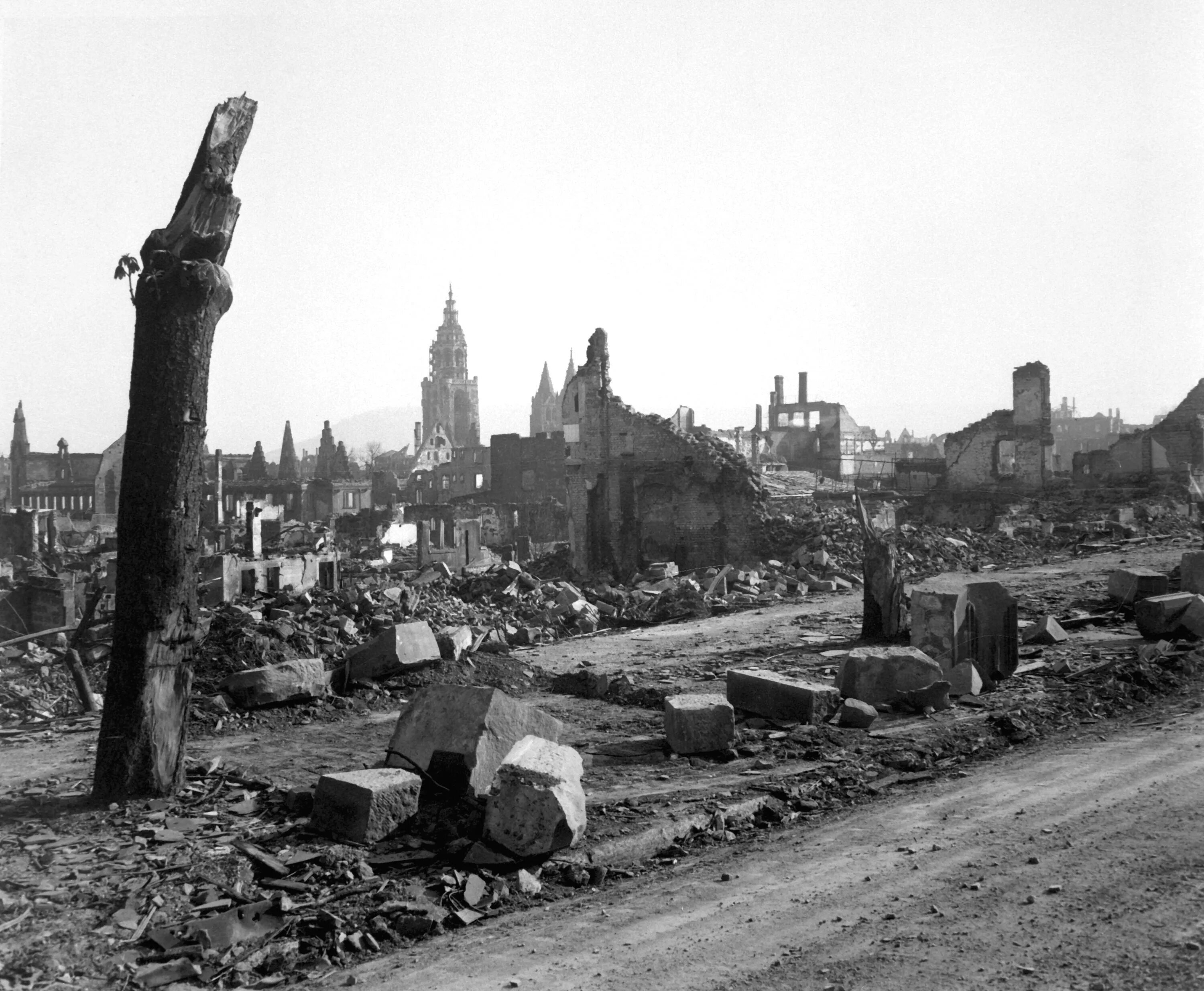 Немецкие города после войны. Дрезден бомбардировка 1945. Руины Германии 1945. Дрезден после бомбежки 1945 год. Дрезден после бомбардировки 1945.
