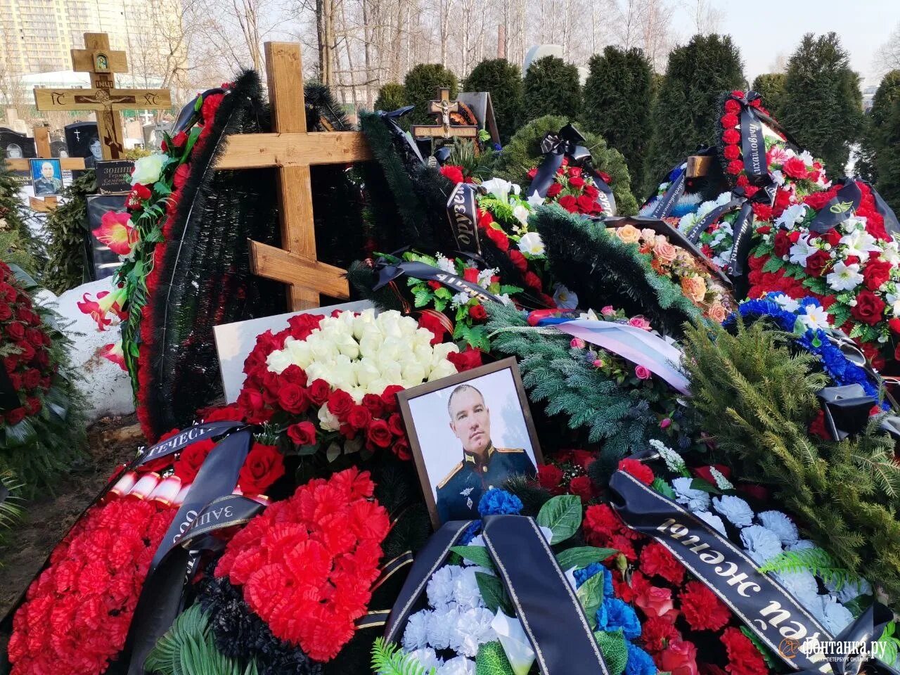 Могилы погибших на Украине российских военных. Похороны военнослужащего. В Санкт-Петербурге простились. Российский похоронить