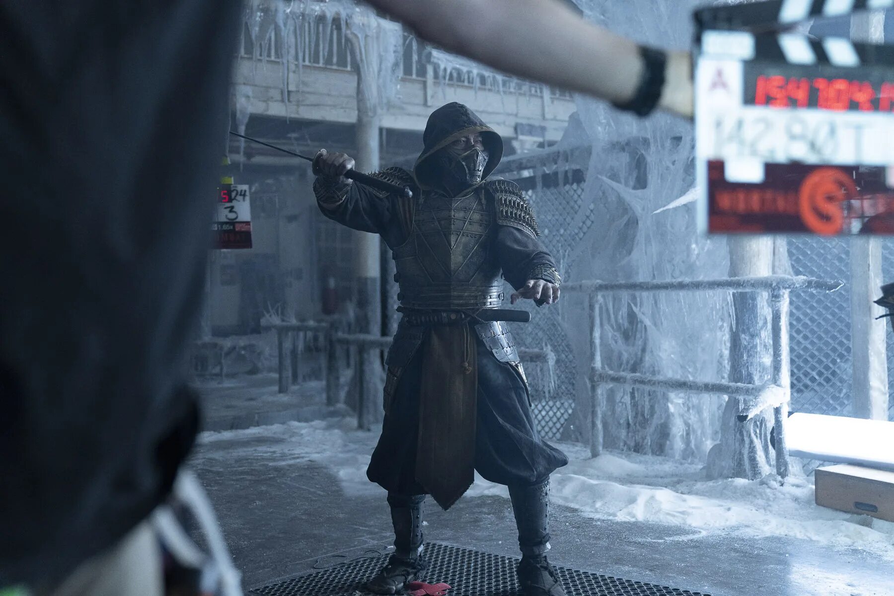 Mortal kombat legends battle of the realms 2021. Хироюки санада скорпион. Скорпион мортал комбат фильм 2021. Хироюки санада скорпион. Мортал комбат фильм 2021 лю кан.