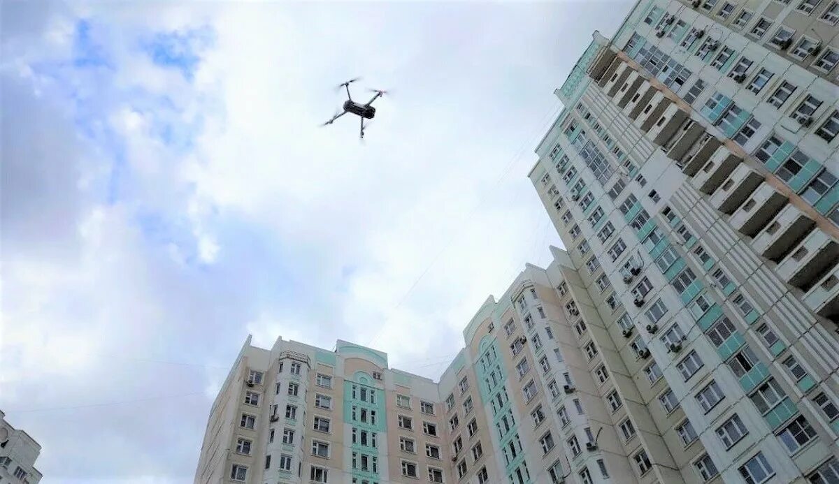 Белый беспилотник в небе. Беспилотник над москвой 2023. Беспилотники supercam. Дрон над городом. Бпла самолетного типа в небе.
