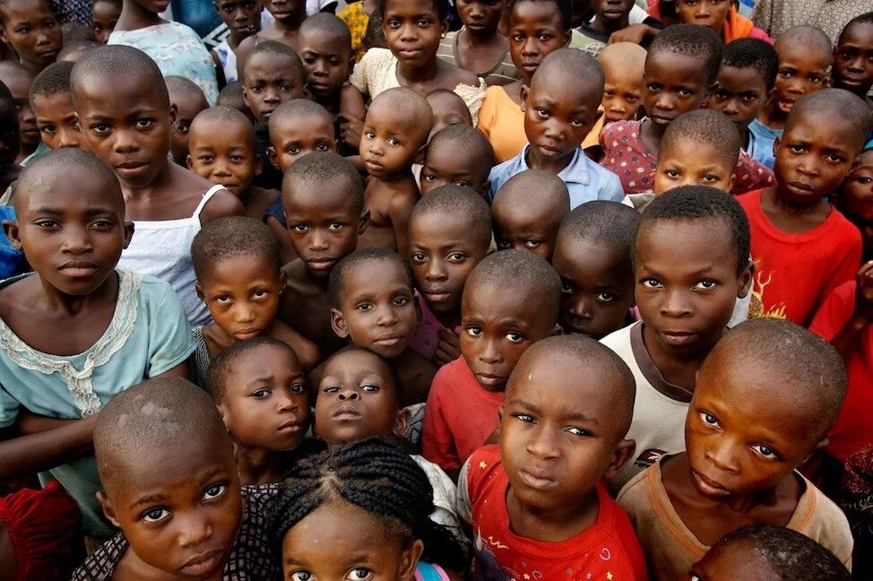 Сколько живет в африке. Толпа чернокожих детей. Афроамериканцы в Африке. Толпа африканских детей.