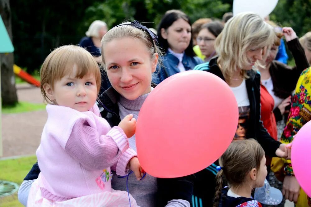 Елка в музее военной формы. Котельниково земля героев друзь. Детский лагерь хилтон пермь. Юные жители. Юные жители.