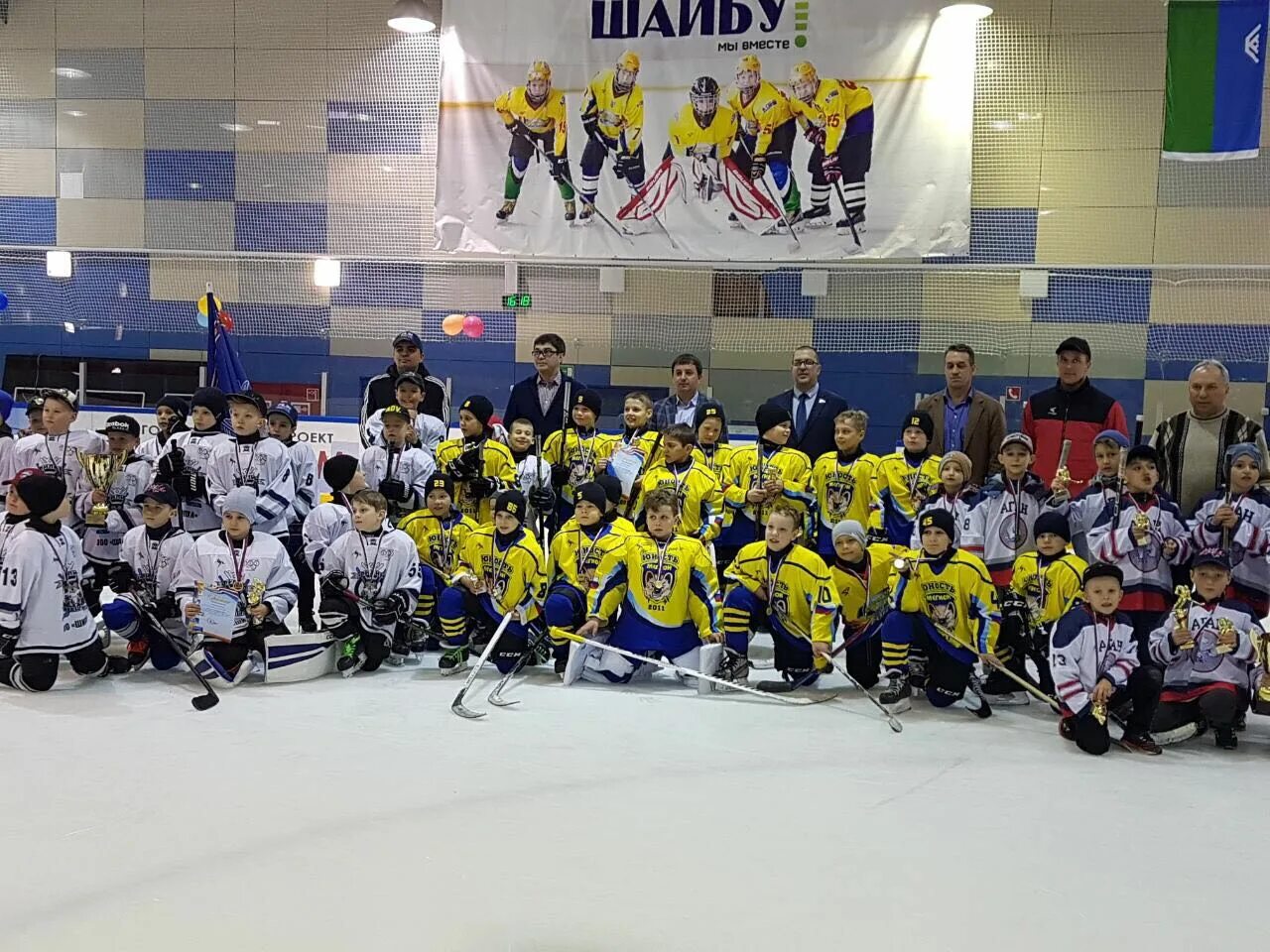 Каток мегион. Ледовый дворец юность г. Мегионский каток. Юность хоккей команда мегион. Ледовый дворец мегион.