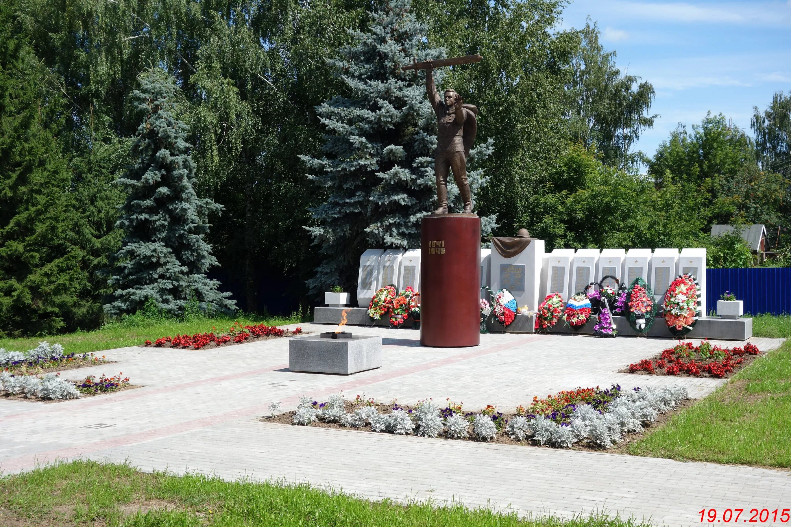 Вечный огонь Воротынец Нижегородской области. Поселок Воротынец Нижегородской области. Памятники в Воротынце Нижегородской области. Памятник Малову в Воротынце Нижегородской. Воротынец вк