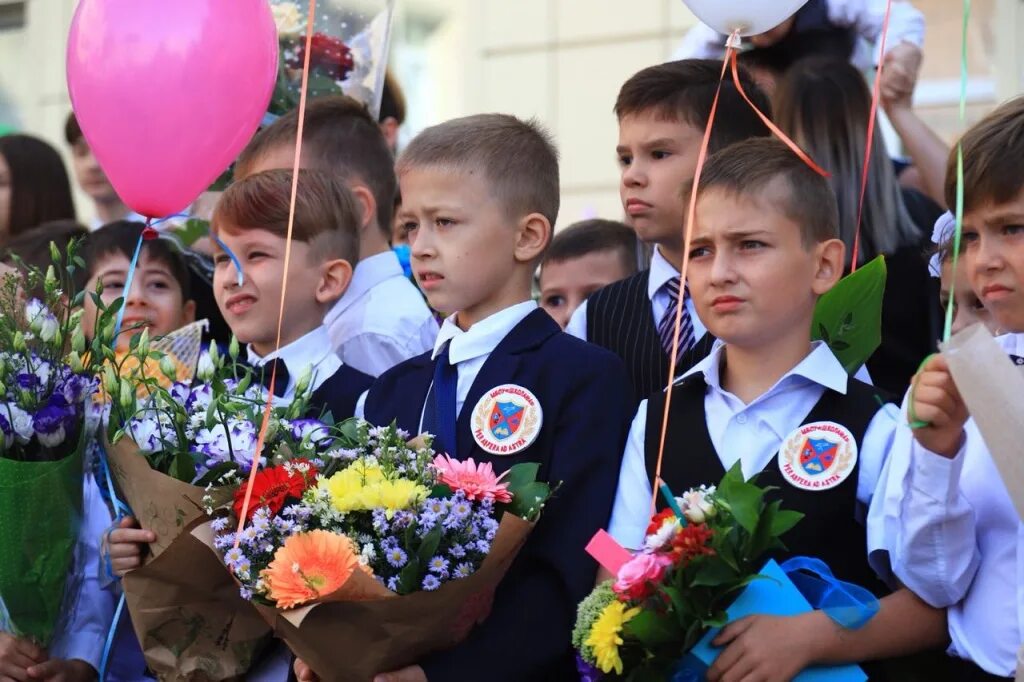 Школа 1 Ростов-на-Дону. Школа номер 1 Ростов. Фотосессия на 1 сентября первокласснику. Ученики ростовских школ. 1 июня ростов на дону