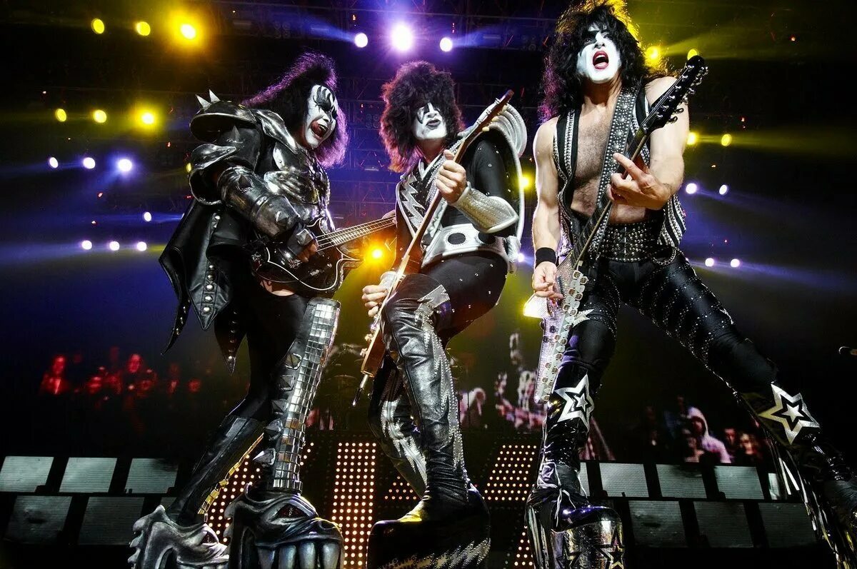 Группа кисс без грима. Группа кисс фото. Кисс край. Группа кисс 1973. Группа kiss.