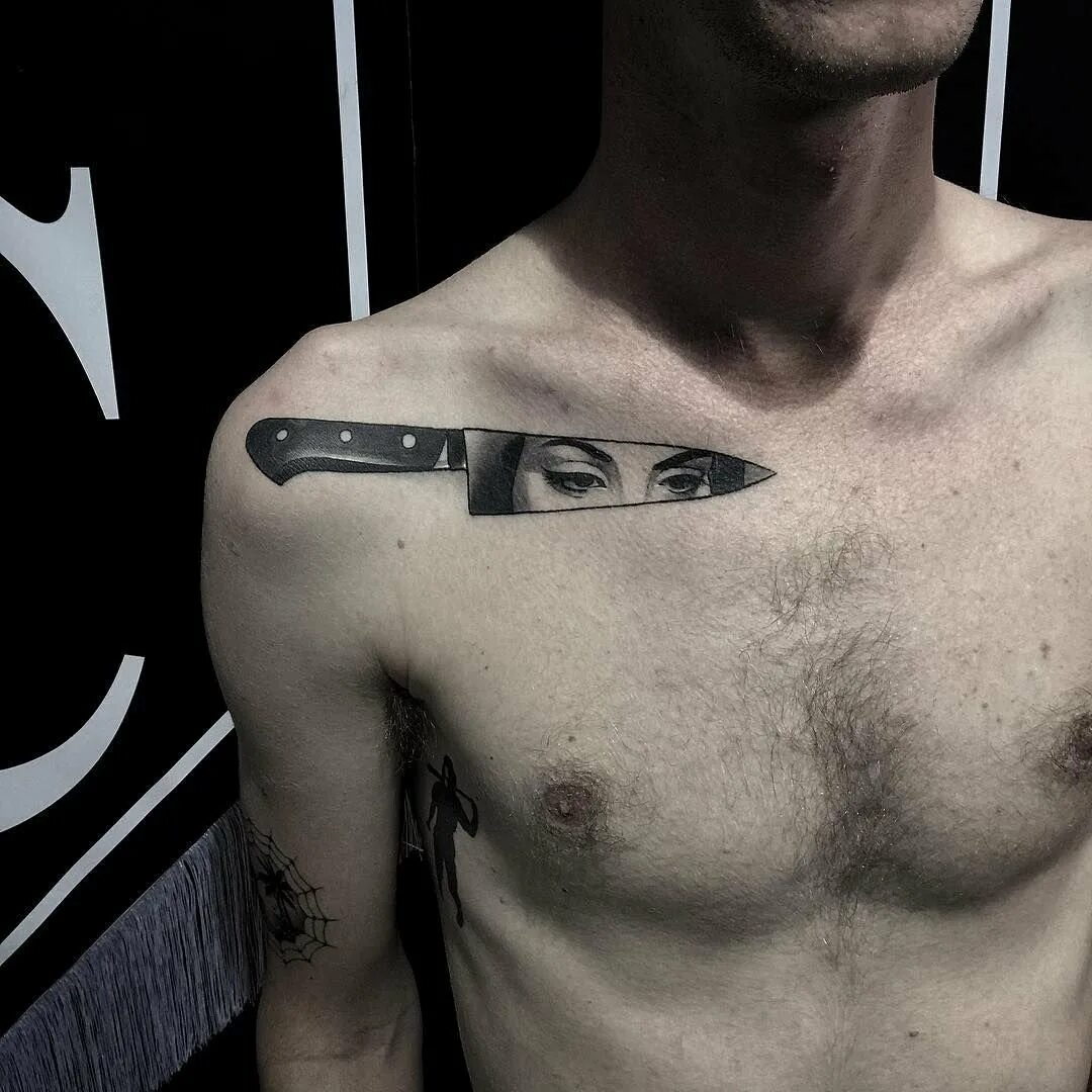 нахождение инородного тела в ране. кинжал на грудине тату. алгоритм первой помощи при ранении грудной клетки:. тату мужское на ключитсу. тату на ключице мужские.