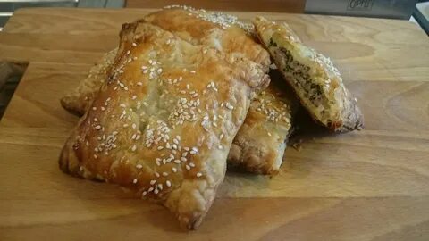 Выпечка из слоеного теста с мясом