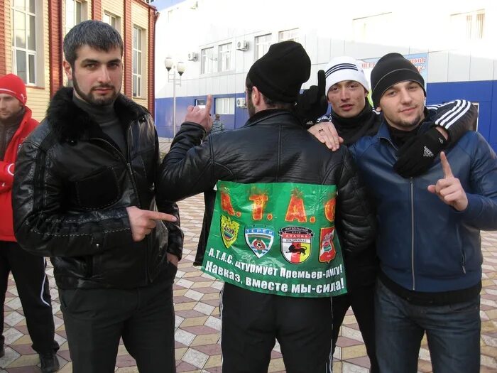 кавказские парни братья. кавказские пары. кавказцы вместе. чеченцы и русские вместе. братья дагестанцы.