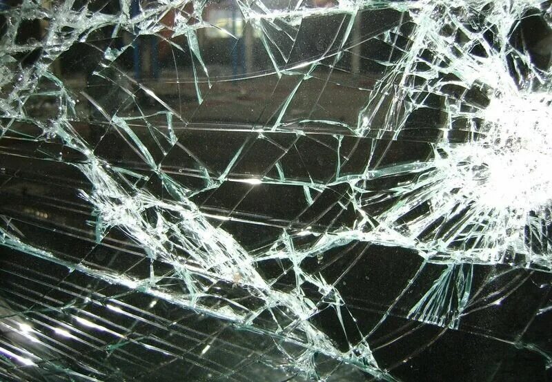 Портит стекло. Разбитое стекло. Треснутое стекло. Разбитое каленое стекло. Разбитое стекло Эстетика.