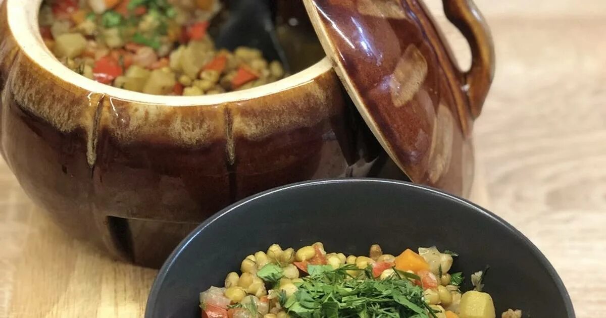 Рецепт рагу в горшочках в духовке. Овощное рагу в горшочке в духовке с мясом. Рецепт рагу в горшочках в духовке. Блюда в глиняных горшочках. Рагу в горшочках.