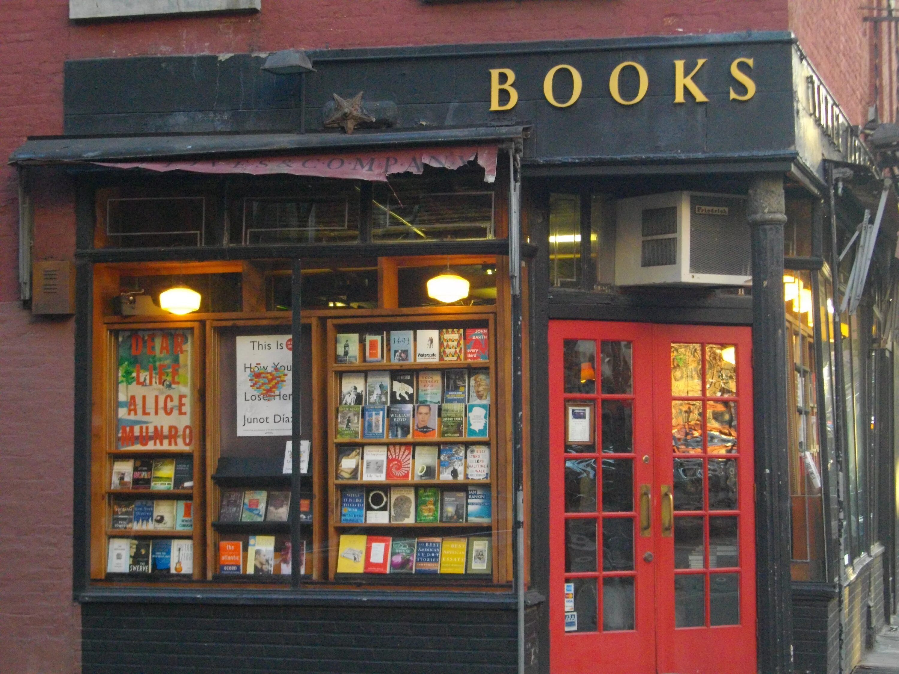 Ночной книжный магазин. Книжный магазин снаружи. Витрина магазина книг на улице. Витрина книжного магазина.