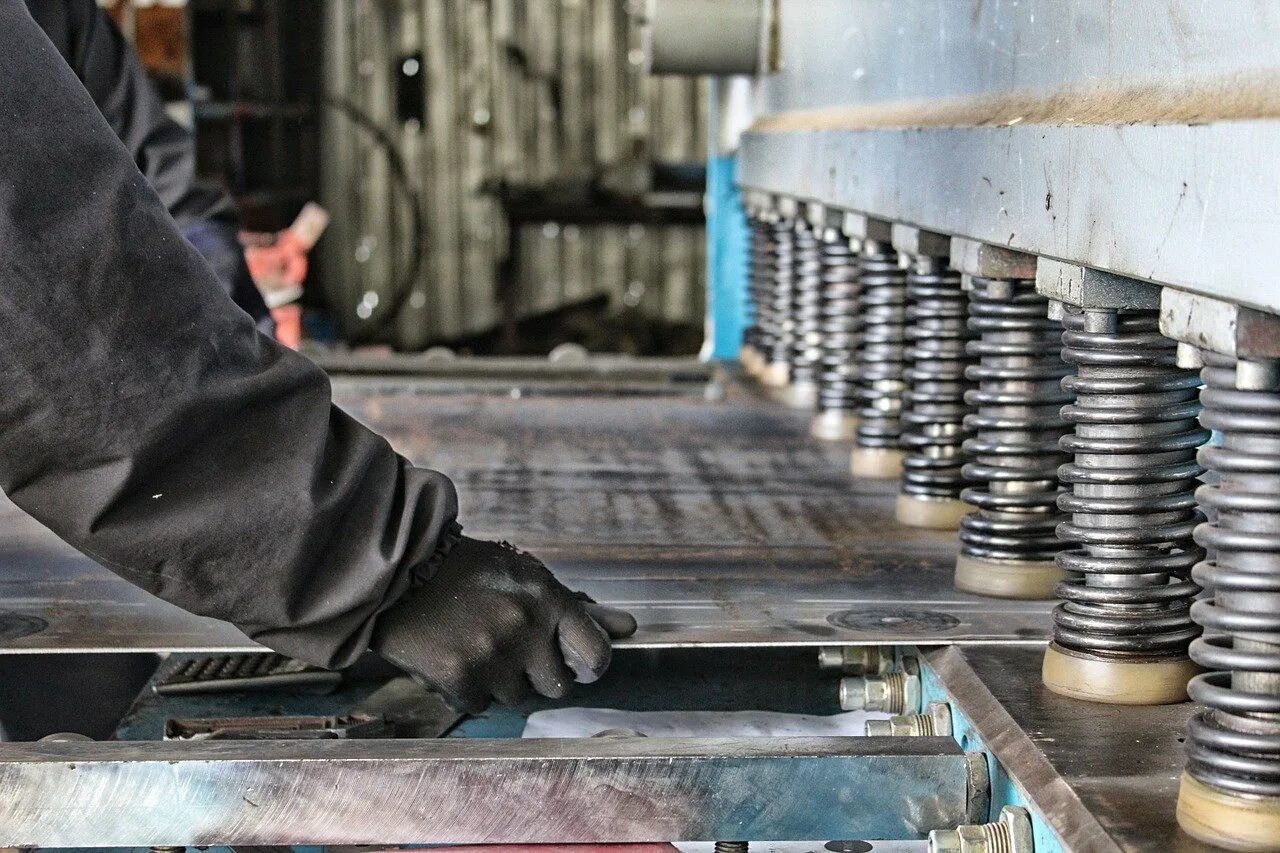 Гильотина для рубки металла. Рубка листового металла. Вырубка металла. Резка металла гильотиной. Вырубка металла.