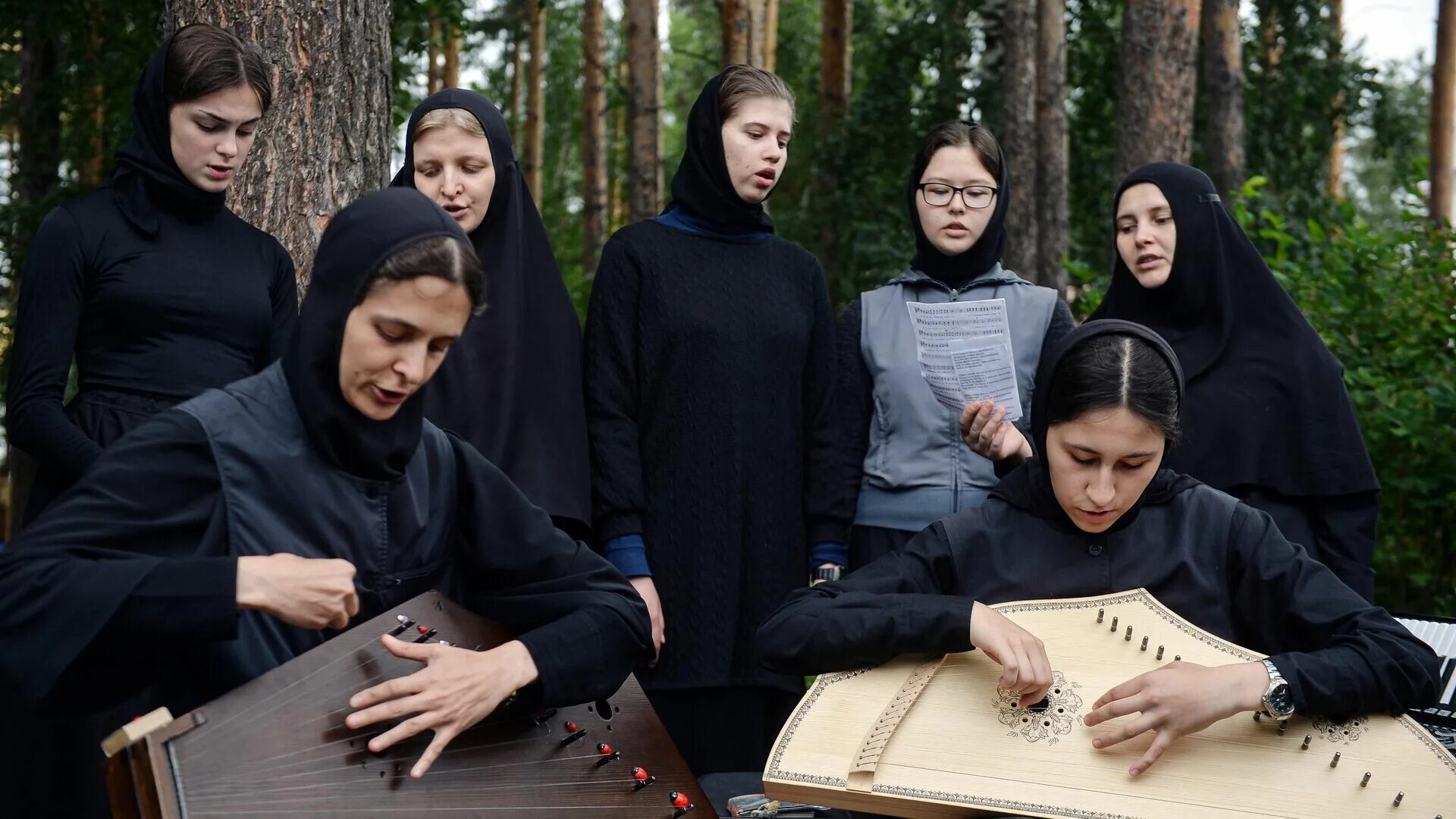 Монахини Среднеуральского женского монастыря. Среднеуральский женский монастырь послушницы. Среднеуральский+монахини+скиты. Бодбе монахини. Можно в монастырях жить