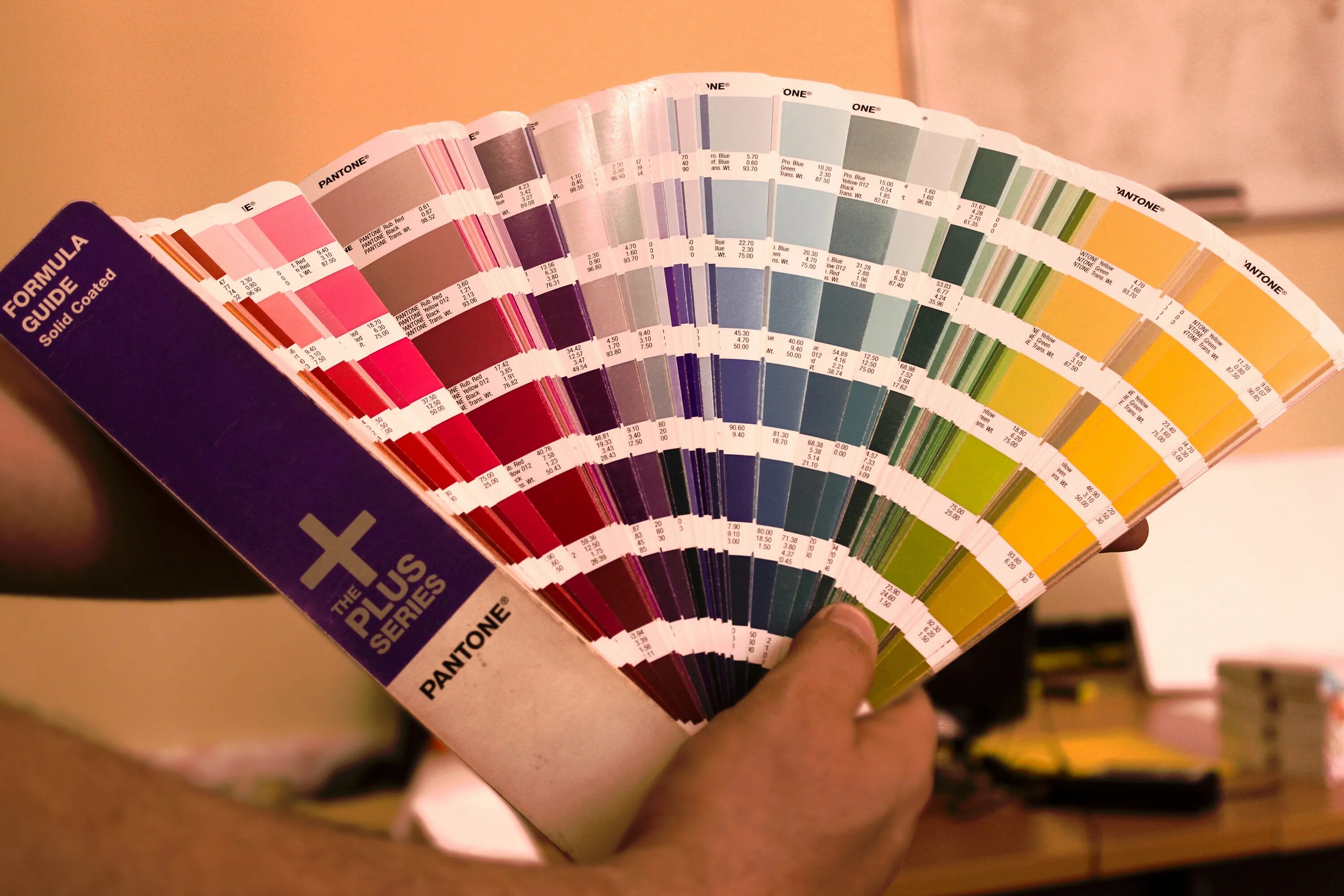 Палетка пантон. Pantone палитра цветов. Веер Pantone. Цветовой веер.