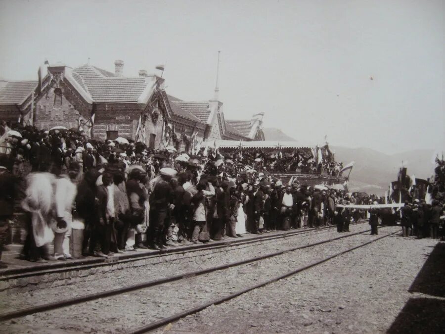 Вокзал Новороссийска 1888 года. Железная дорога Новороссийск. Владикавказская железная дорога. Владикавказская железная дорога Новороссийск. Железная дорога открылась