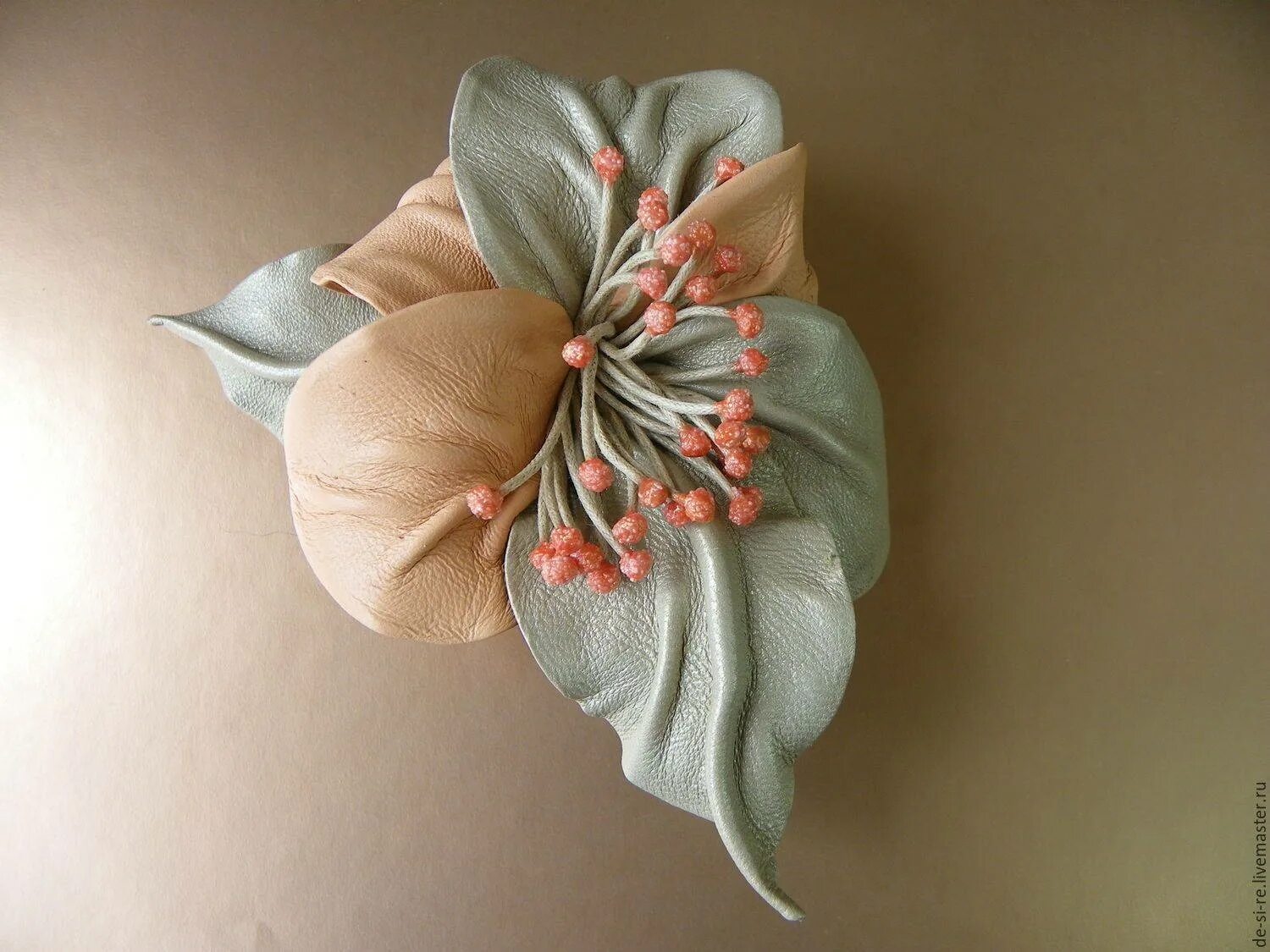 Броши из кожи. Брошки цветы из кожи. Броши из кожи. Цветы из ткани. Цветы из кожи.