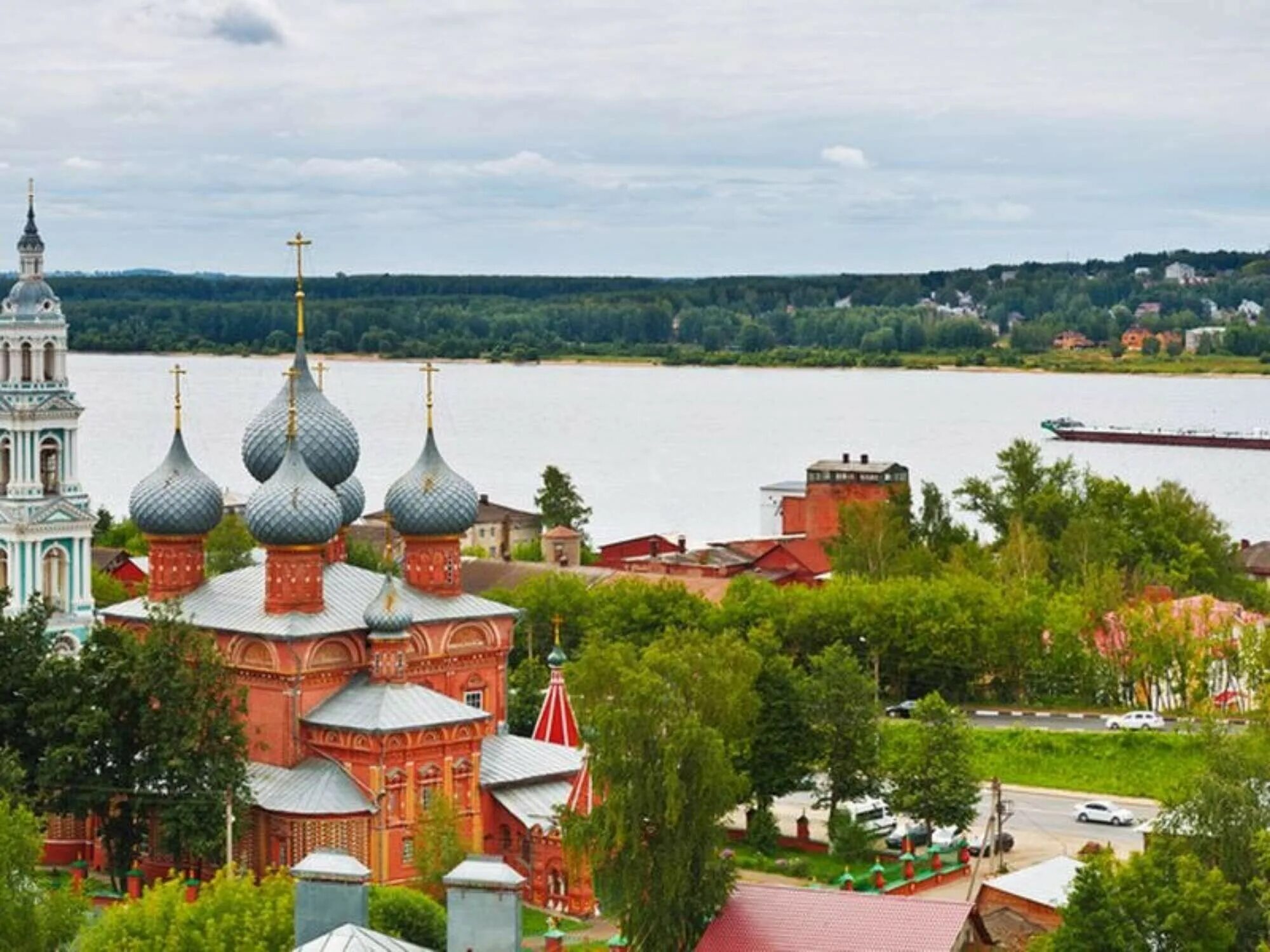 Кострома экскурсии по волге. Ипатьевский монастырь ярославль. Ипатьевский монастырь ярославль. Корабль кострома. Кострома экскурсии по волге.