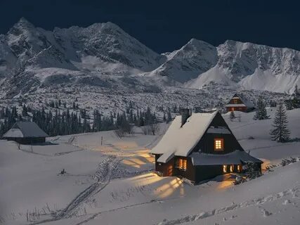 Дом в горах ночью