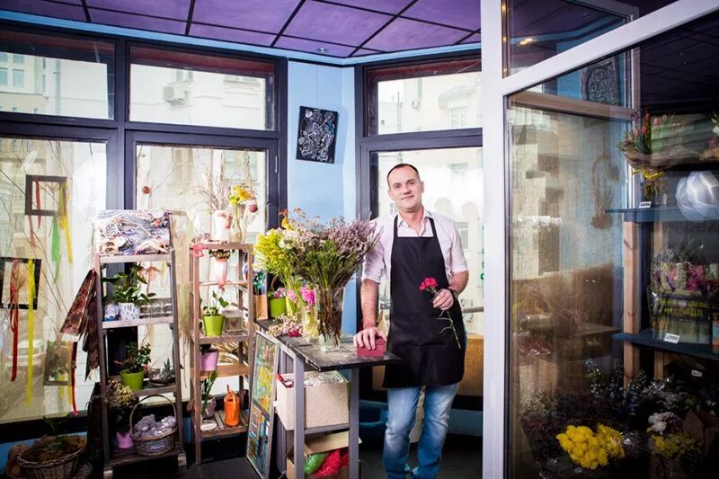 Цветочный магазин который работает. Люди в цветочном магазине. владелец цветочного магазина. магазин цветов с людьми. цветочные магазины в владимире.
