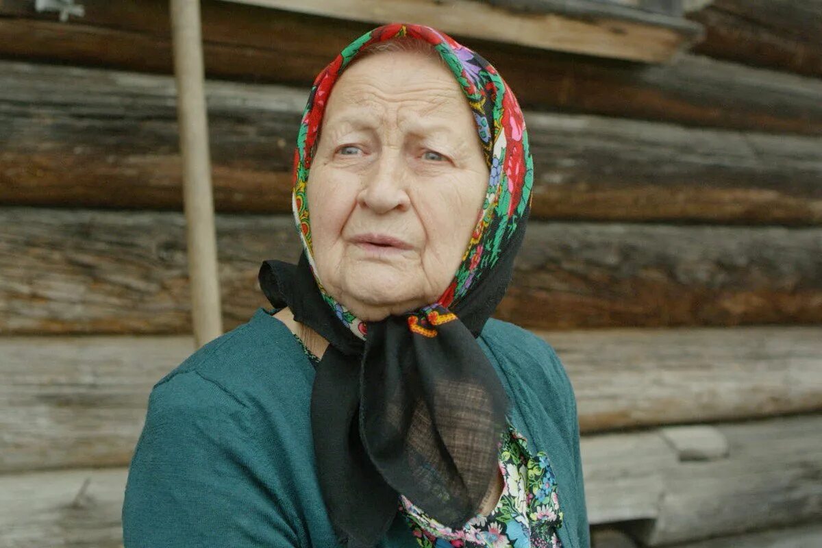Бабушка на даче. Последний бабушки. Последний бабушки. Одинокие старушки. Мудрая старушка.