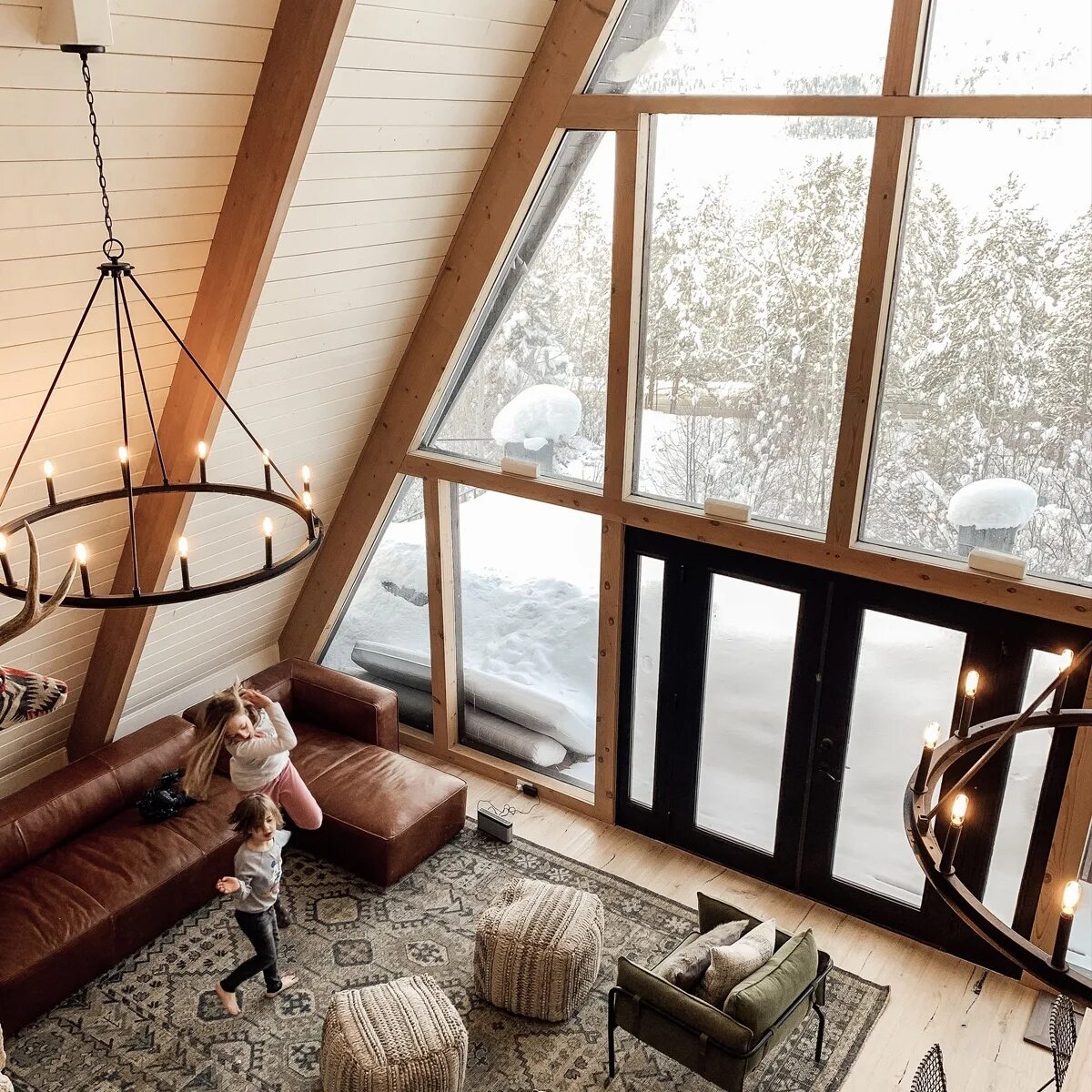 Эндрю геллер дом шалаш. A-frame глэмпинг. Треугольный дом интерьер. Дом бунгало шалаш. Треугольный дом внутри.