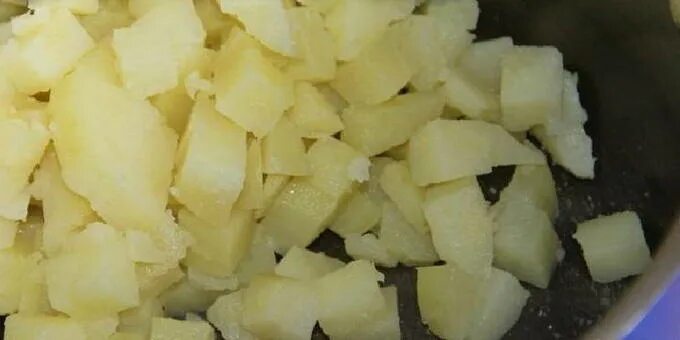 Сколько варить картошку для супа нарезанную кусочками. Вареная картошка кубиками. как порезать картошку для варки. картофель кубиками сварить. сколько варить картошку кубиками.