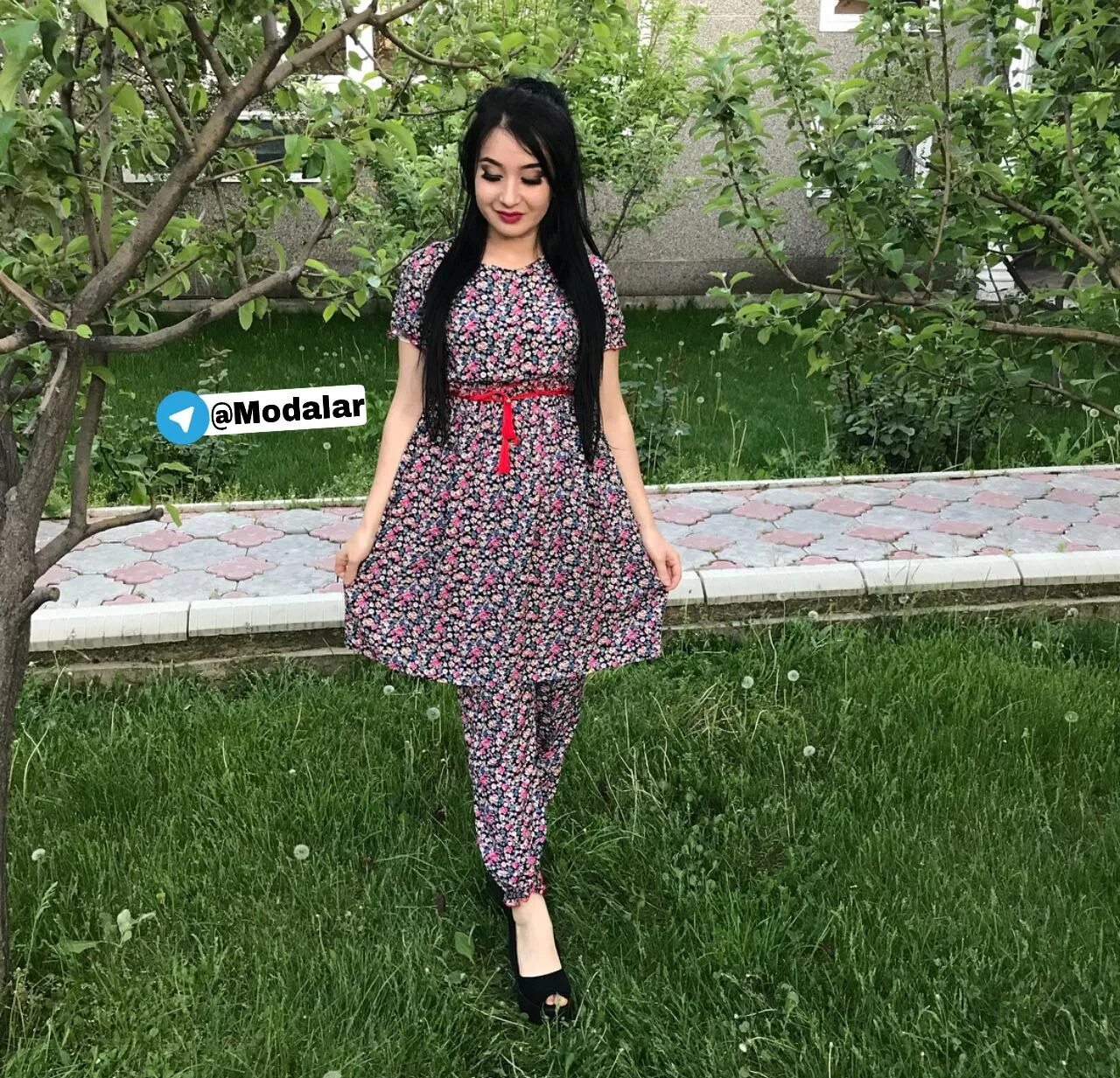Tez yoz uz. Фасоны узбекских платьев. Фасоны туркменских платьев. Девушка в узбекском платье. Миллий Узун куйлаклар.
