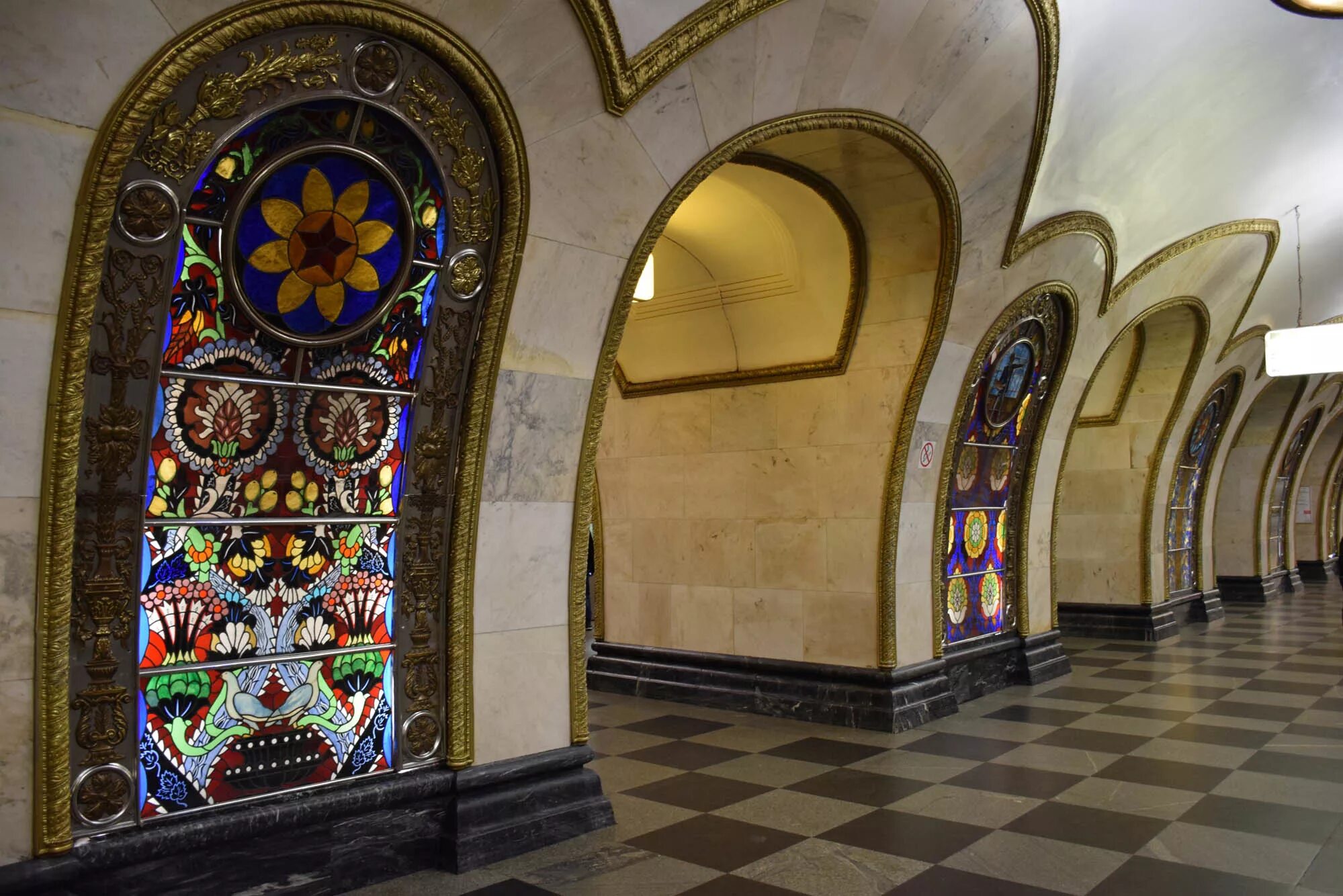 Московский метрополитен станция комсомольская. Комсомольская (станция метро, кольцевая линия). Станции метро внутри. Станции метро внутри. Метро москвы комсомольская кольцевая.