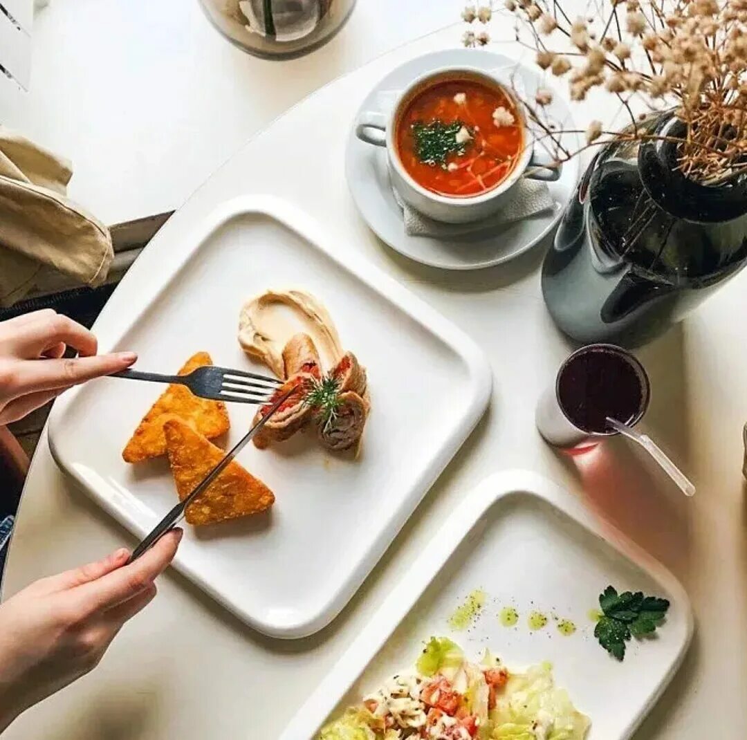 Поедание плова. Люди обедают в ресторане. Голливудские звезды у супермаркета. Кейтеринг шведский стол. Человек плов.