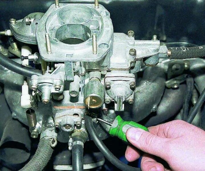 Карбюратор ваз 2101 регулировочные винты. Карбюратор ваз 2106. Карбюратор ваз 2101 регулировочные винты. Плавают обороты ваз 2109 карбюратор. Карбюратор ваз 2106.