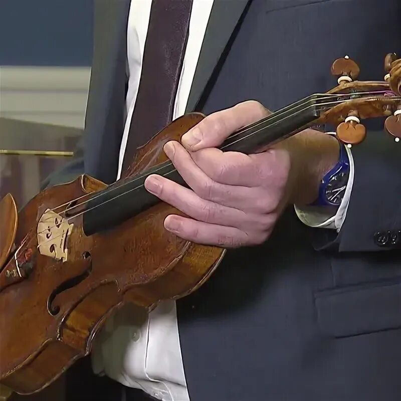 Скрипку 19 века нашли на. Энрико Тедди музыкант. Возле мусорного бака нашли скрипку.