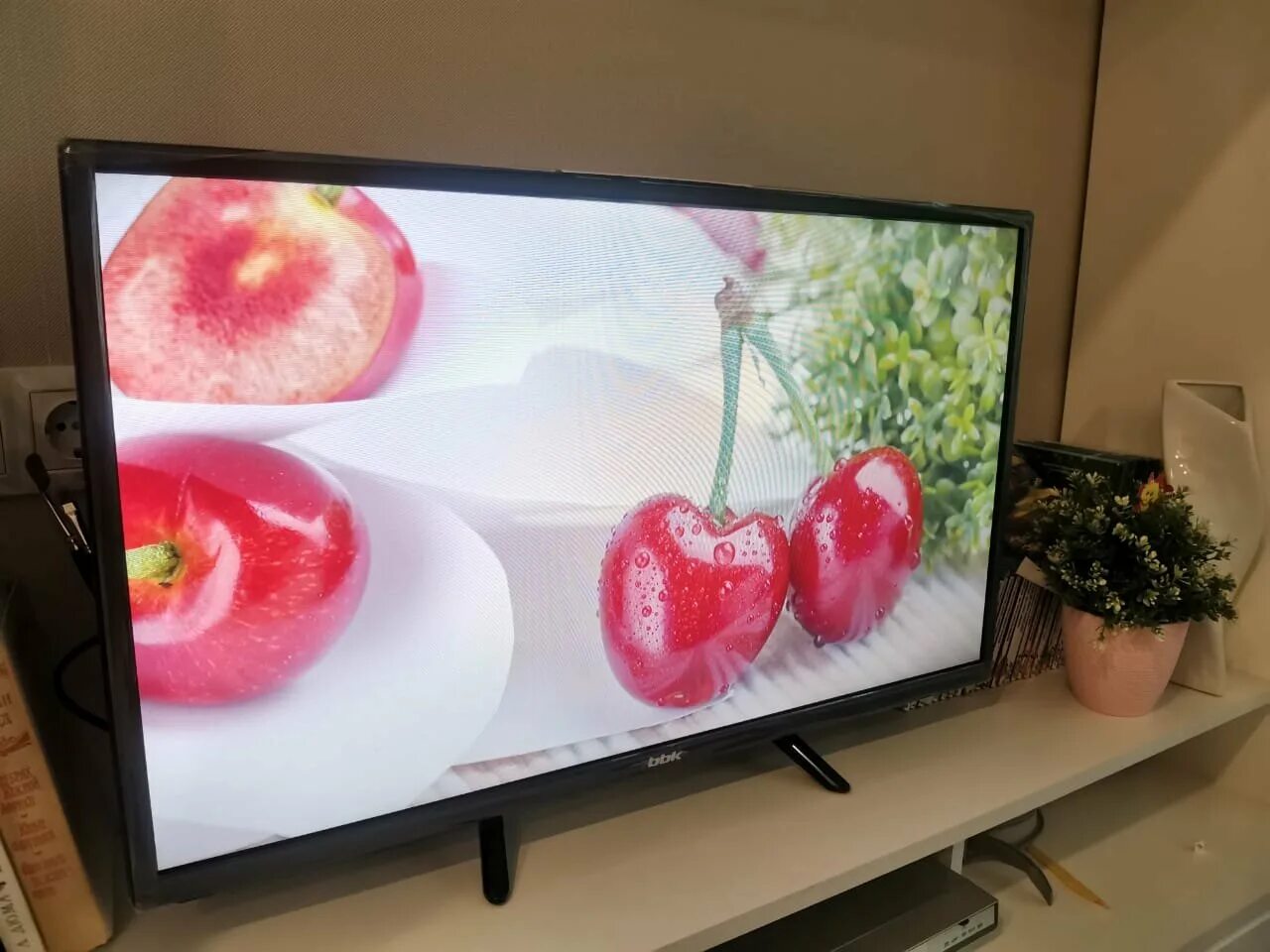 Телевизор bbk 32 дюйма смарт. Тв ввк 43. Тв ввк 43. Bbk 40 lex-5027/ft2c black. Серийный номер телевизора bbk.