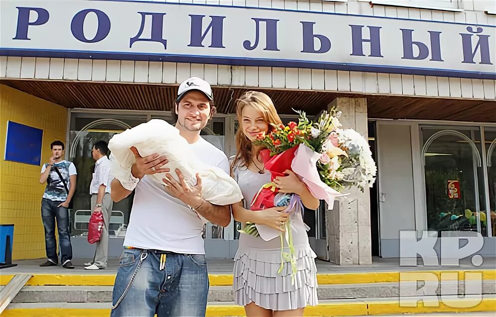 Вышла из роддома а идти некуда 2. Муж забирает жену из роддома. девушка на крыльце роддома.
