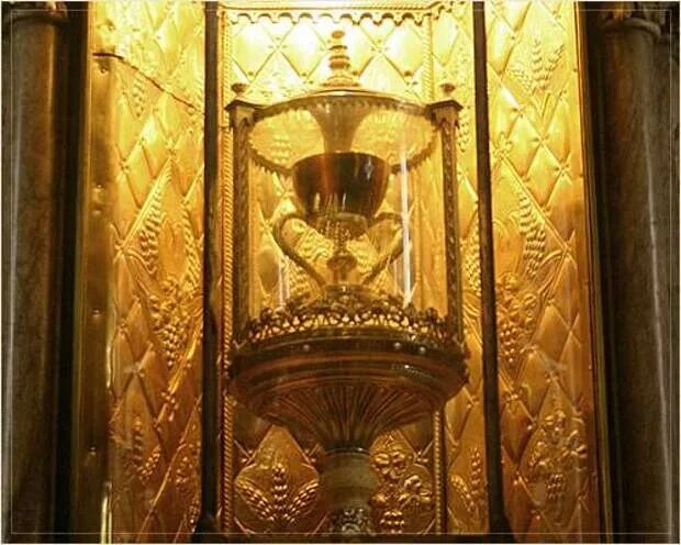 Кубок святого грааля. Где находится грааль. Где находится грааль. Святой грааль тайная вечеря. Валенсия храм святой грааль.