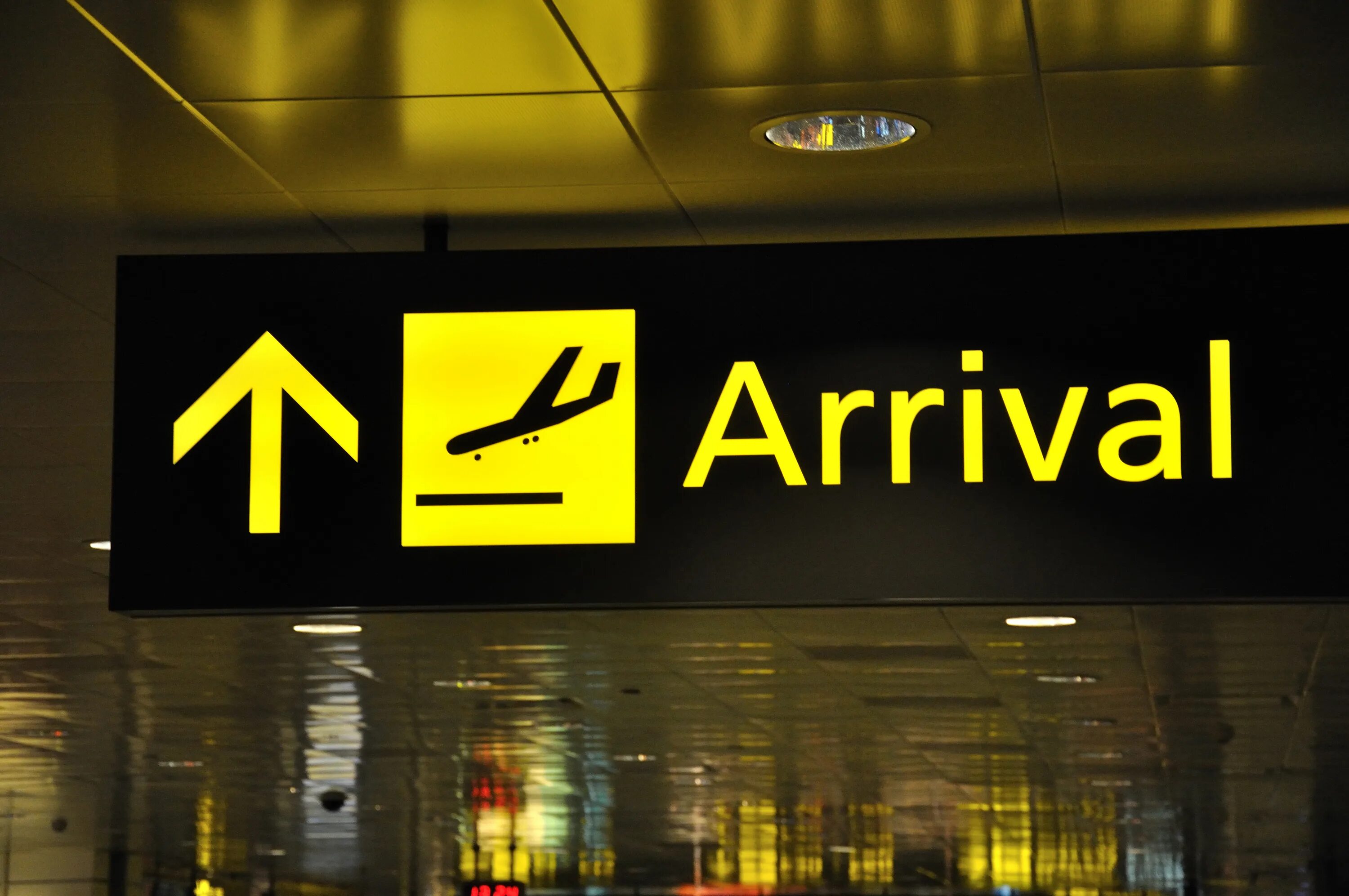 Arrive airport. Arrivals в аэропорту. airport sign arrivals. arrival departure airport sings. at the airport вывеска.