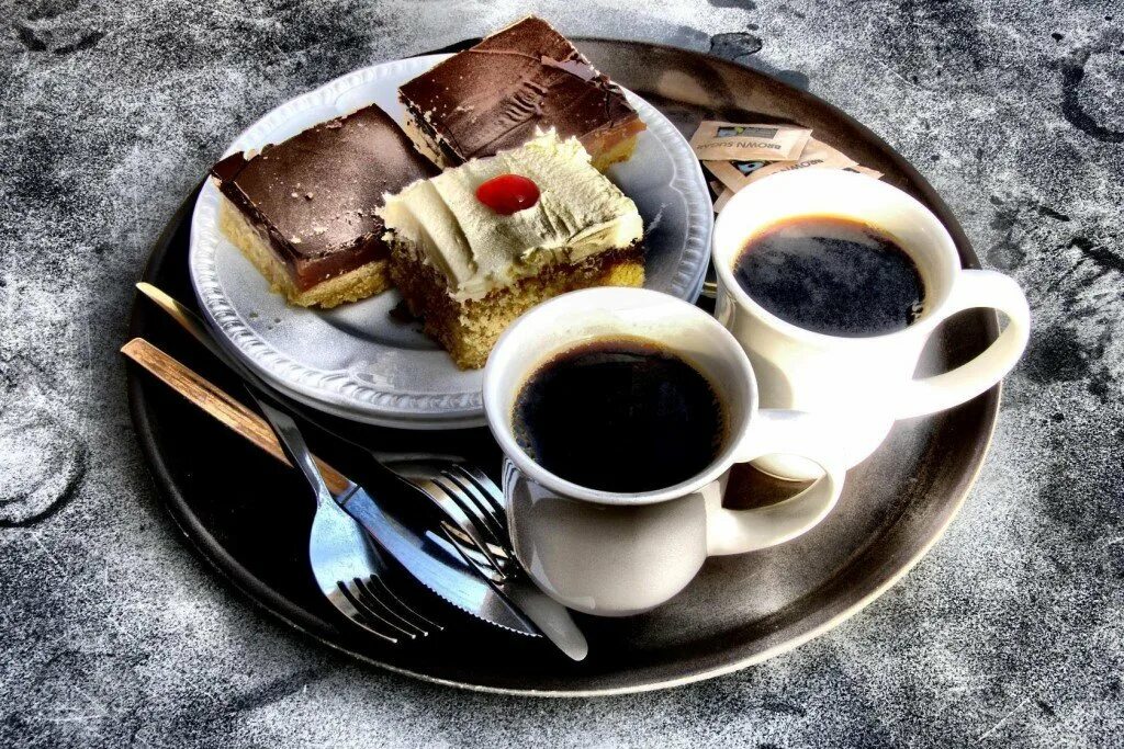 Чашка утреннего кофе. Утро кофе. Чашка чая в руках. Чашка кофе на столе. Чашка кофе.