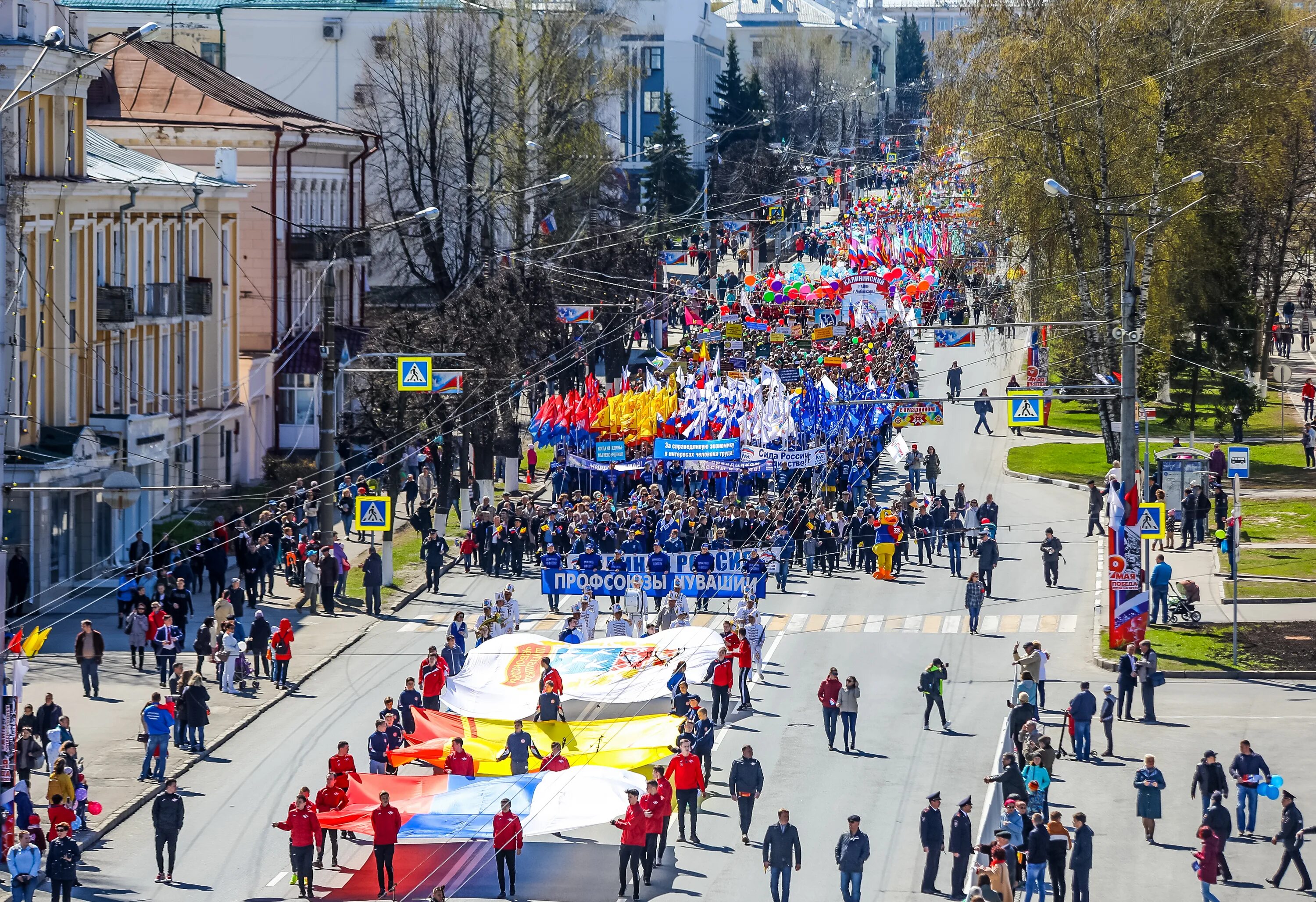 1 мая чебоксары. Первомайская демонстрация Чебоксары. Первое мая Чебоксары. День Победы Чебоксары. Первое мая 2003 Чебоксары.