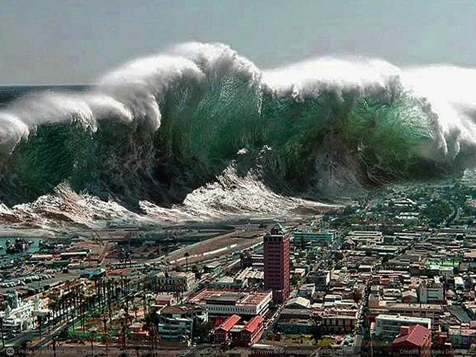 Natural dangerous. Волна 40 метров ЦУНАМИ Япония. ЦУНАМИ В Японии в 2011. Город сен Пьер ЦУНАМИ. Тихий океан Торнадо ЦУНАМИ.