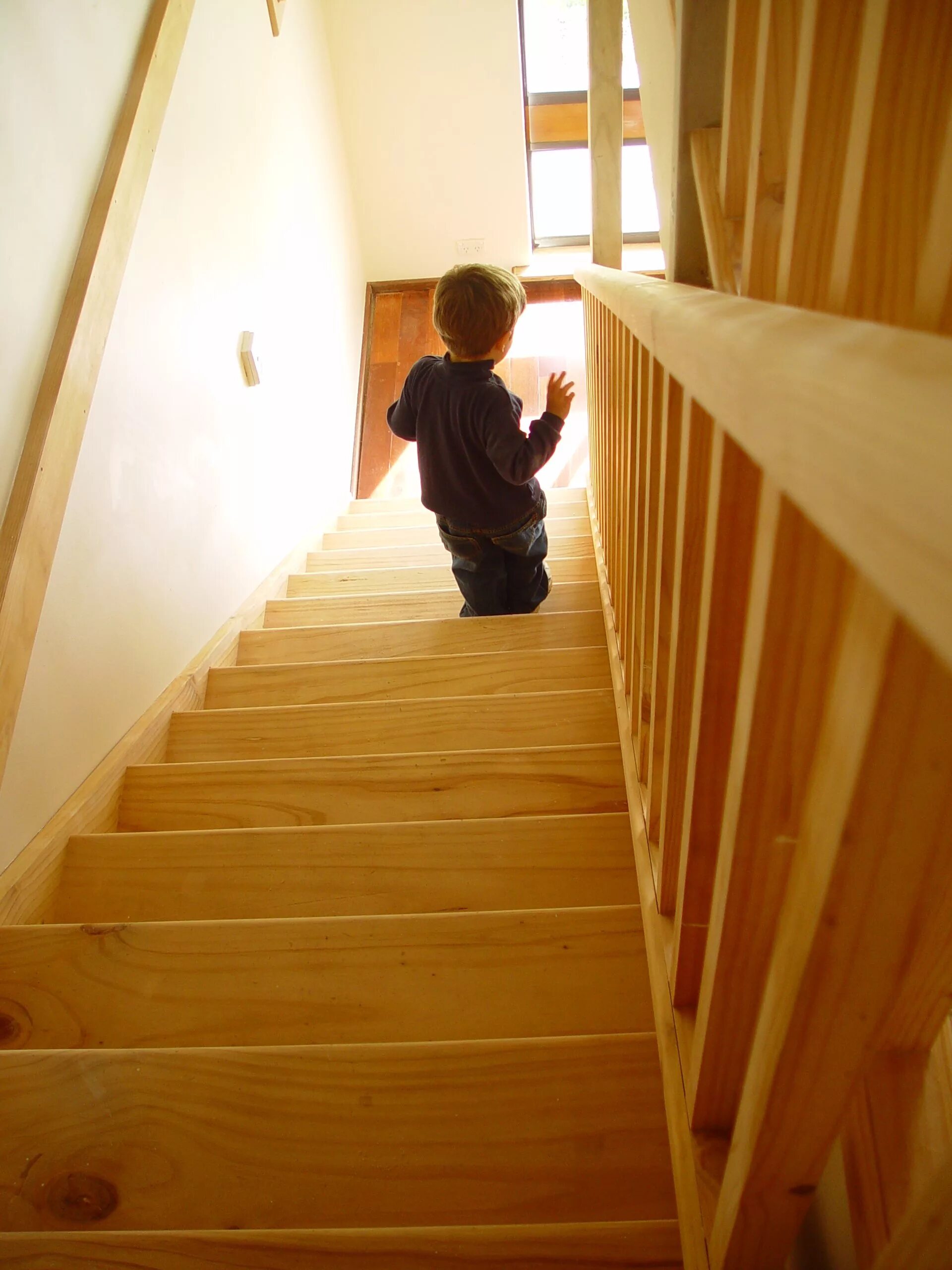 Подняться по деревянной лестнице