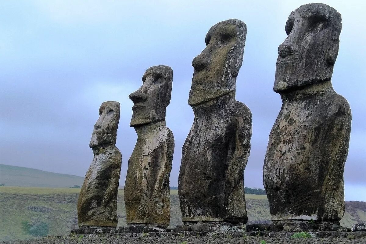 Статуи на острове. Остров Пасхи статуи Моаи. Ahu Akivi остров Пасхи. Каменные истуканы Моаи на острове Пасхи. Каменные головы на острове Пасхи.