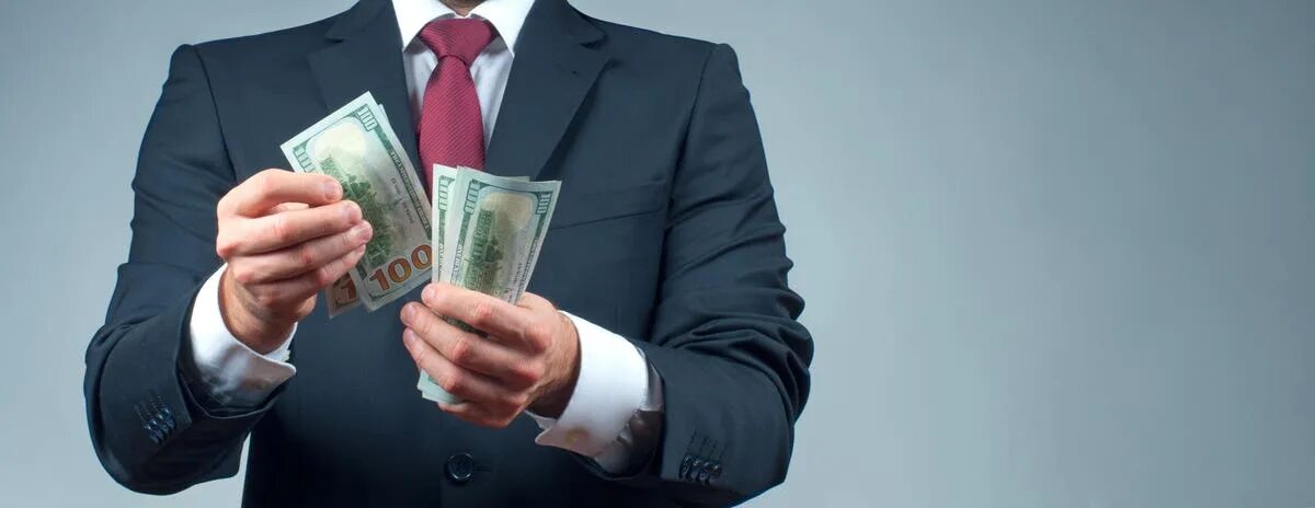 кладет деньги в карман. бизнесмен с деньгами. молодой человек с деньгами. бизнесмен даст деньги. бизнесмен даст деньги.