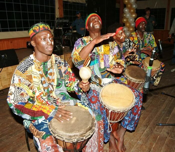 Африканский барабан. Этнические барабаны. Музыканты африканцы. Африканский барабанщик.