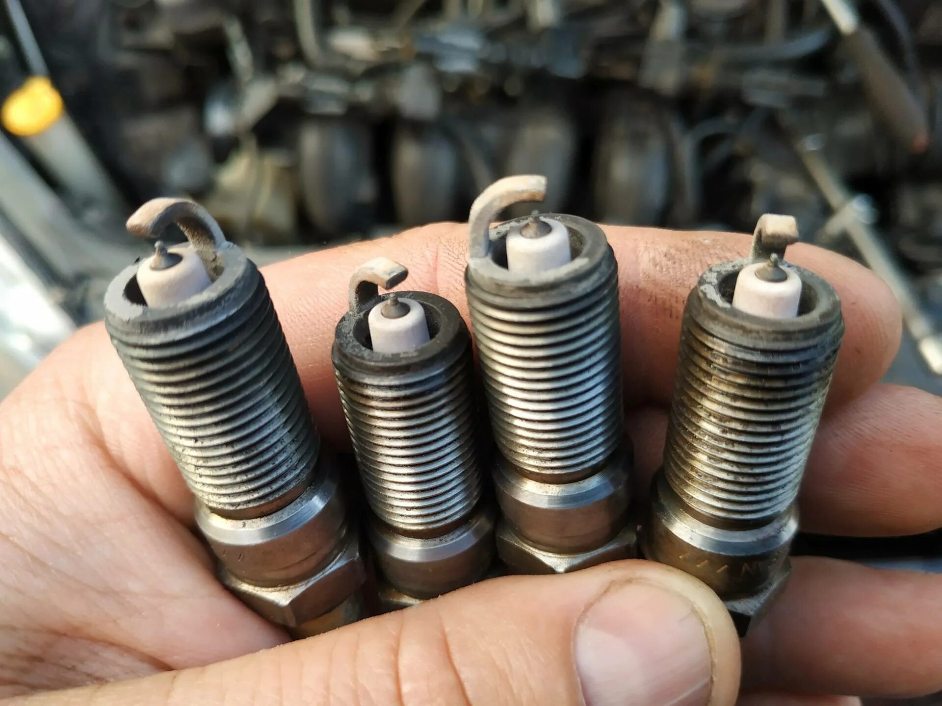 Цвет свечи зажигания 2т. Свечи зажигания 1640. Нормальный цвет свечей зажигания ваз 2115. Изношенные свечи зажигания. Нагар на свечах 2т двигателя.