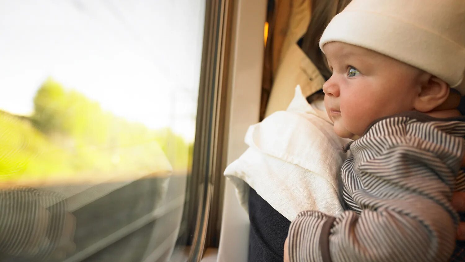 Ребенок едет на поезде с бабушкой. Поезда для детей. Поезд для малышей. Путешествие с детьми на поезде. Маленькие дети в поезде.
