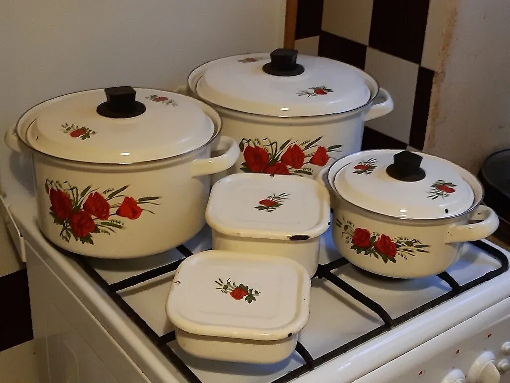 Авито посуда купить. Эмалированная посуда на кухне. Посуда даром. Набор обеденной посуды эмалированной из СССР.