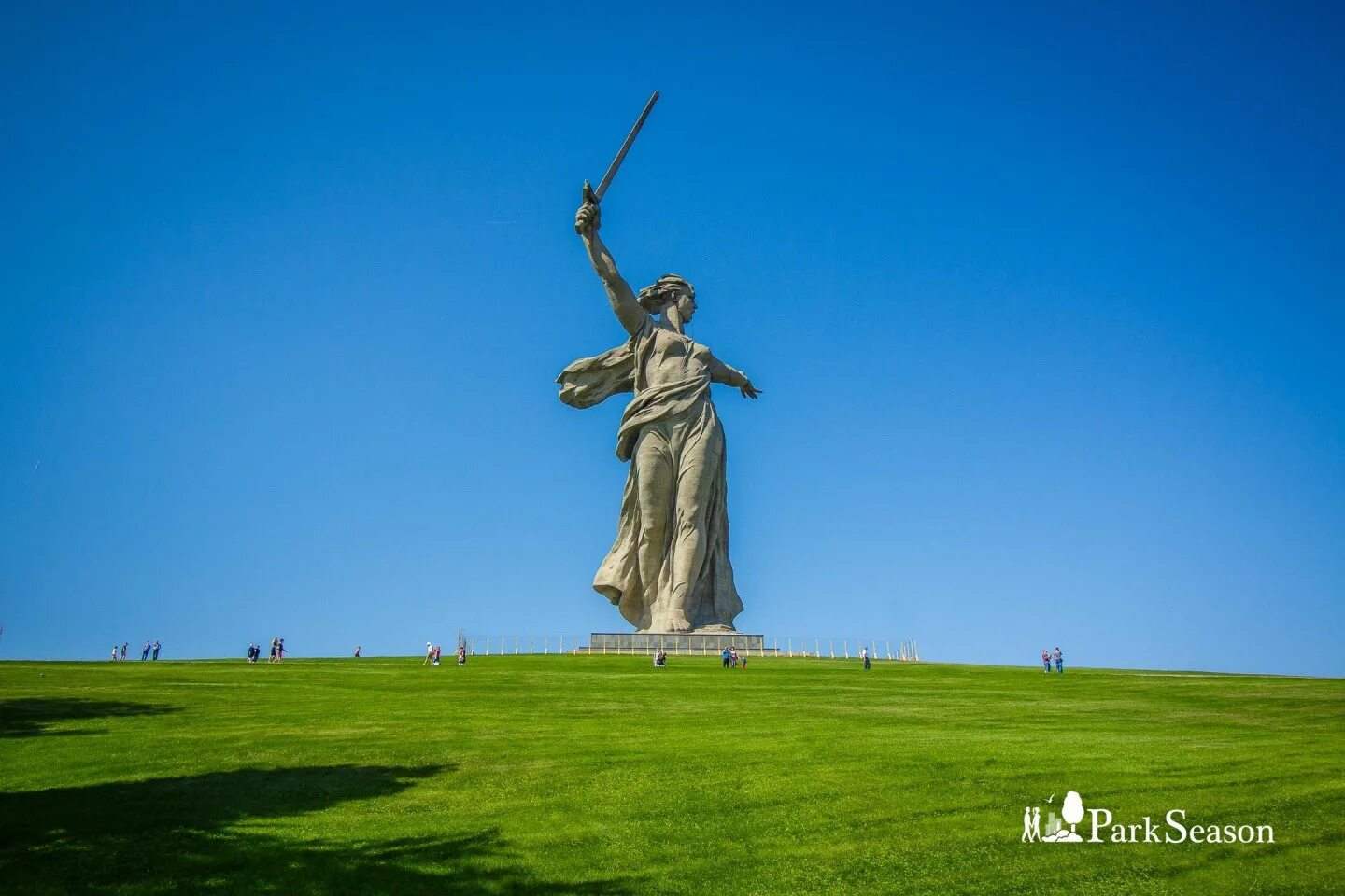 Известный памятник в волгограде. Волгоград Родина мать Мамаев Курган. Мамаев Курган статуя Родина мать. Памятник Родина-мать на Мамаевом Кургане в Волгограде. Скульптура Родины матери на Мамаевом Кургане.