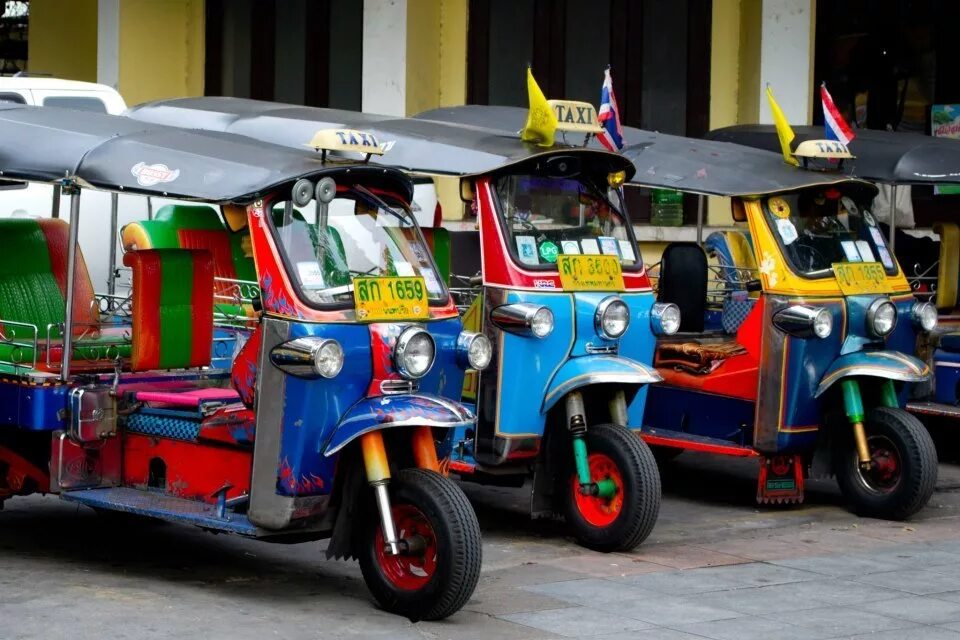 Тук-тук транспорт в Таиланде. Тук тук Таиланд. Tuc tuc машина. Такси тук тук Тайланд.