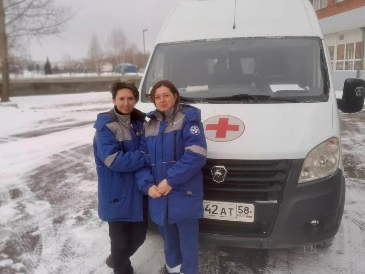 Доктор скорой помощи. Фельдшер скорой помощи. Бригада скорой помощи. Два фельдшера. Фельдшер скорой помощи.